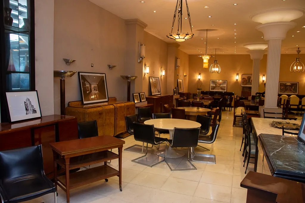 현대적인 환경에 있는 고전적인 벽등 한 쌍, 의자와 테이블이 있습니다.