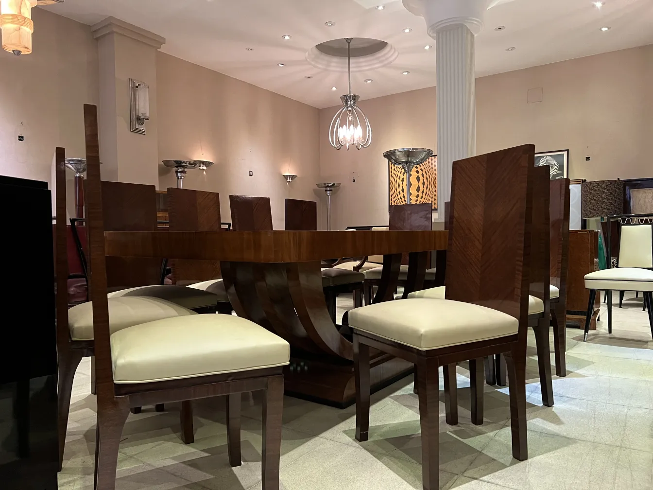 Coppia di applique antiche in un ambiente elegante, con sedie e tavoli.