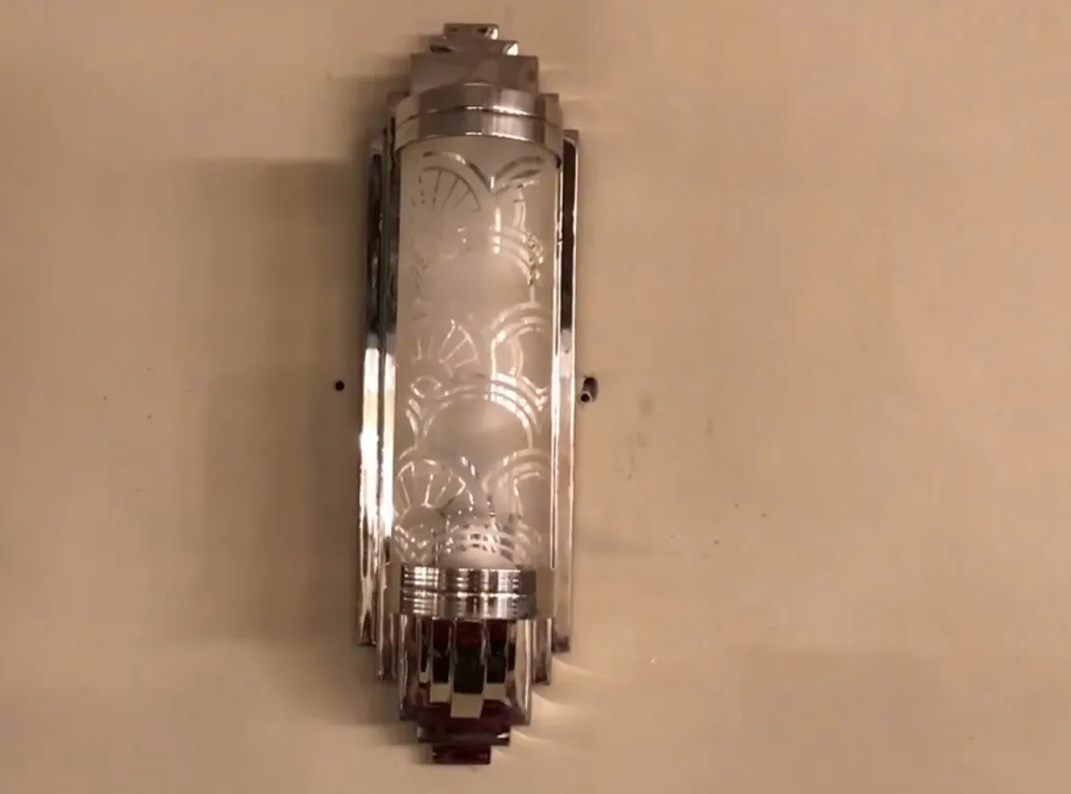 Luminárias de parede antigas com design elegante e acabamento brilhante.