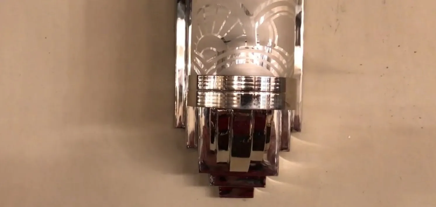 Paire d'appliques anciennes avec design élégant en cristal et métal