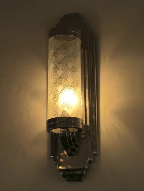 Apliques antiguos de pared con luz cálida y diseño elegante.