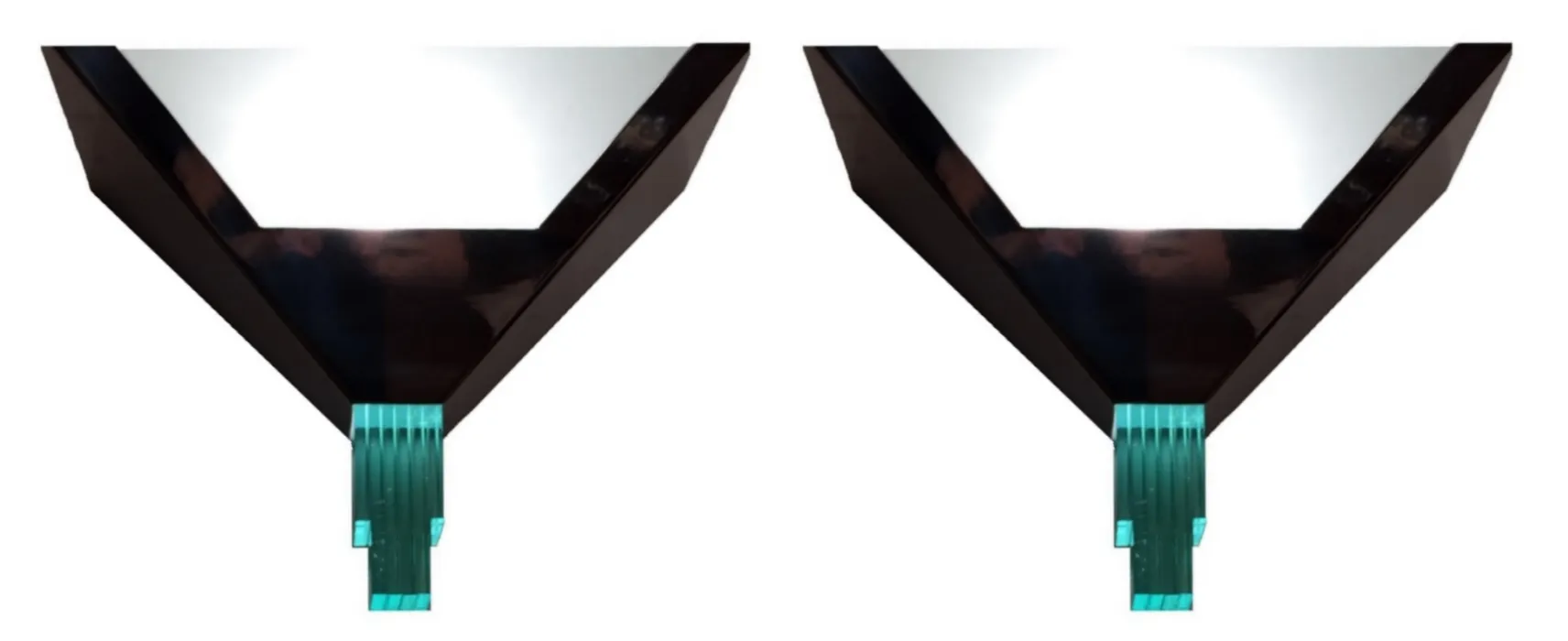 Par de apliques antiguos con cuerpo negro y detalles azules. Estilo elegante. Ideal para decoración.