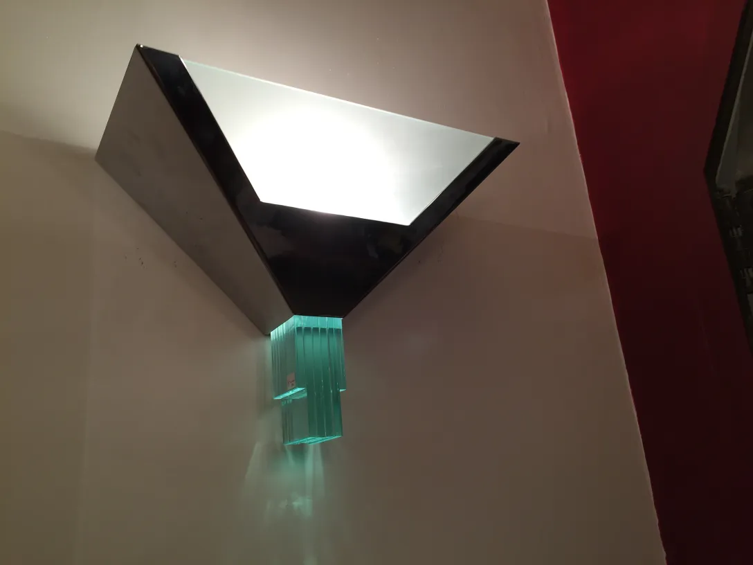 Coppia di applique antiche con design elegante, che illuminano uno spazio accogliente.