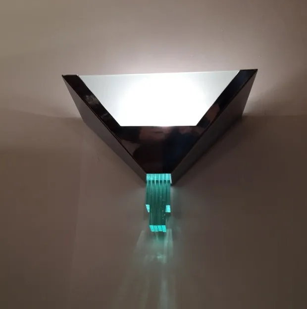 Coppia di applique antiche con design triangolare e luce morbida