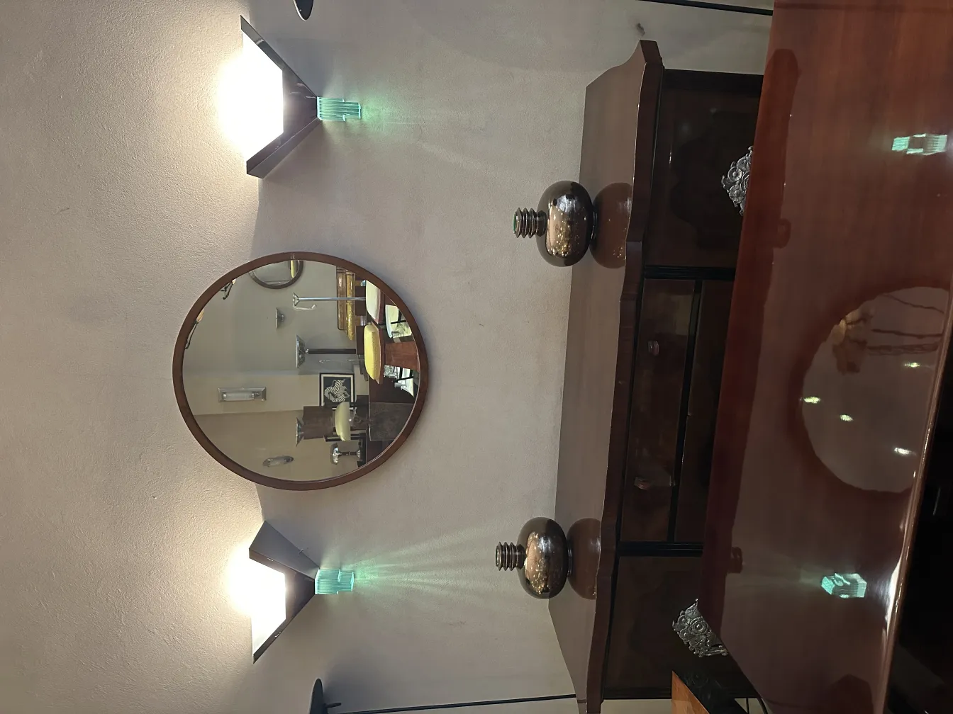 Applique antiche con luce brillante, design decorativo