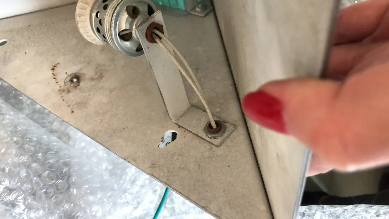 applique antichi con design unico in un ambiente accogliente