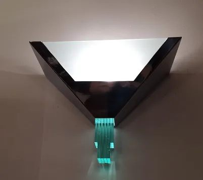 على غرار مصابيح الجدار القديمة بتصميم ثلاثي وأضاءة ناعمة