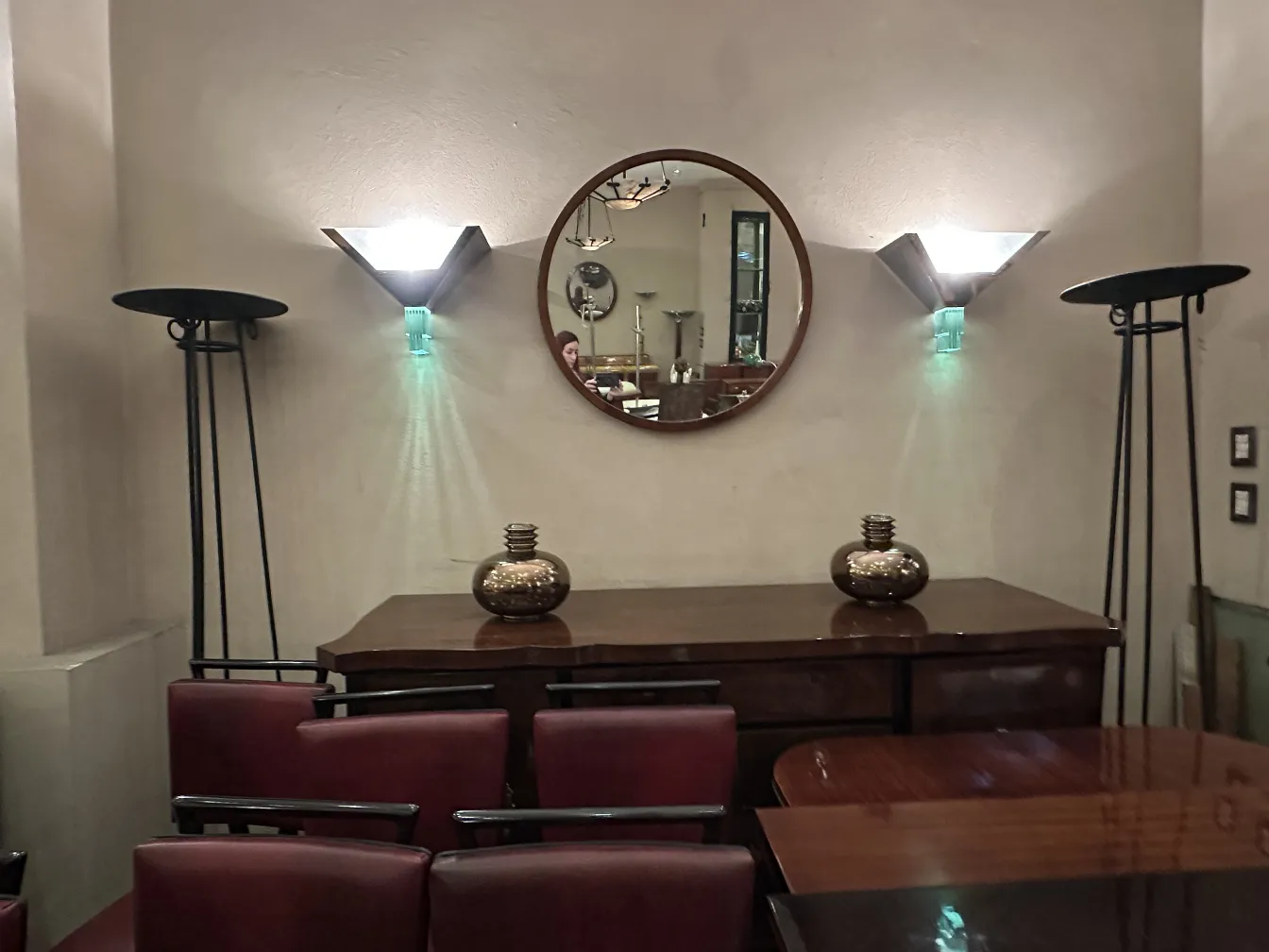 Antike Paar Wandleuchter mit sanftem Licht in einem eleganten Raum.