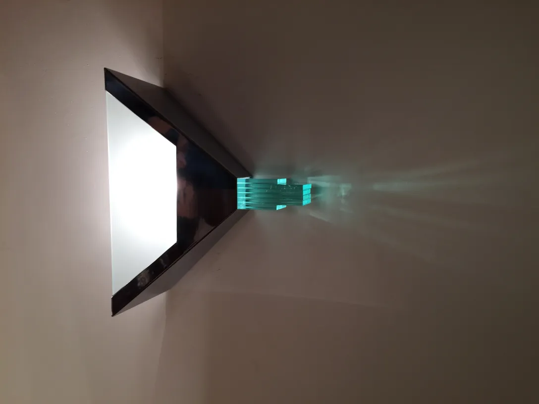 Par de apliques antiguos con un diseño contemporáneo y luz suave.