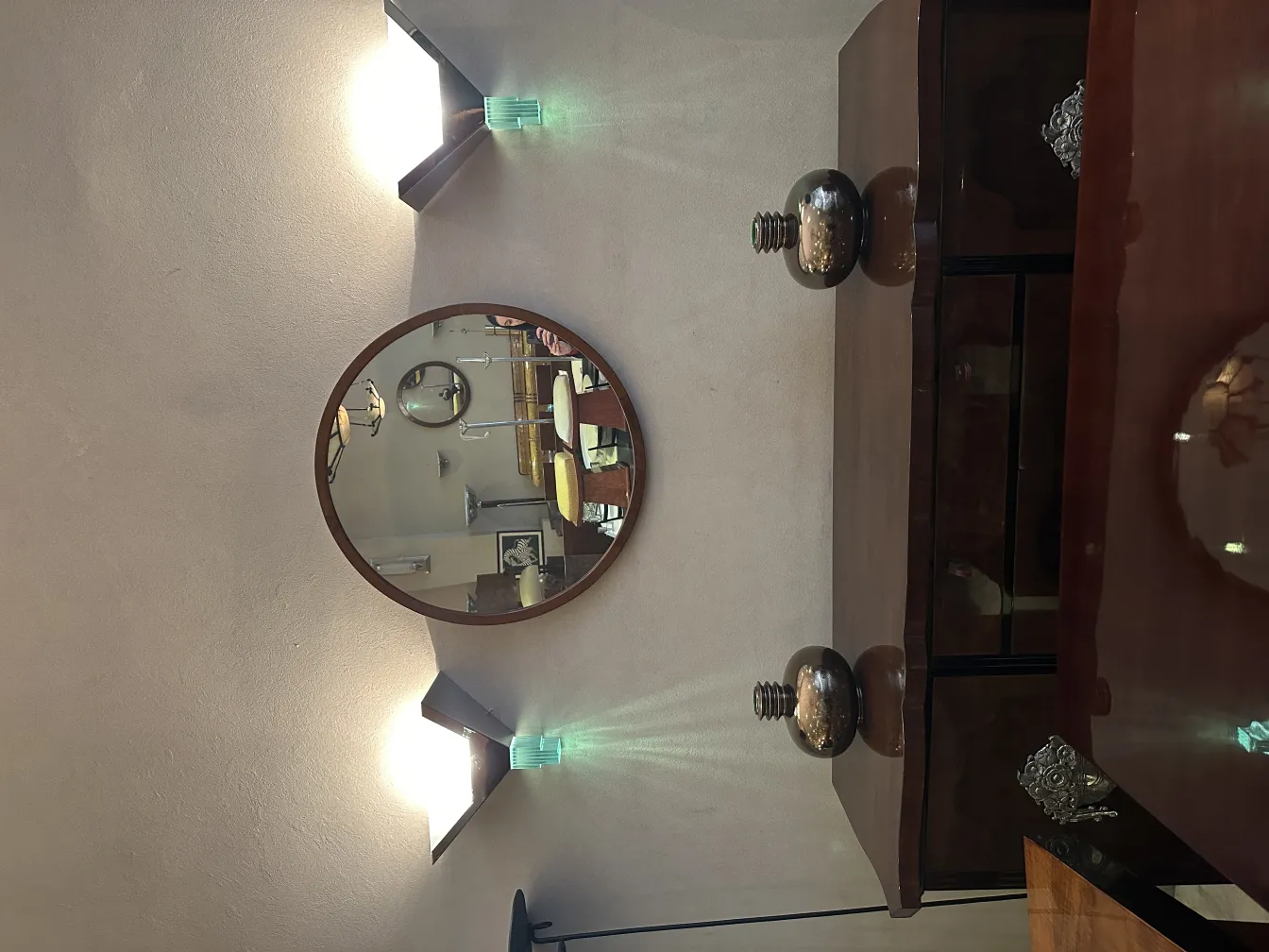 Paire d'appliques anciennes avec lumière douce et reflets décoratifs.