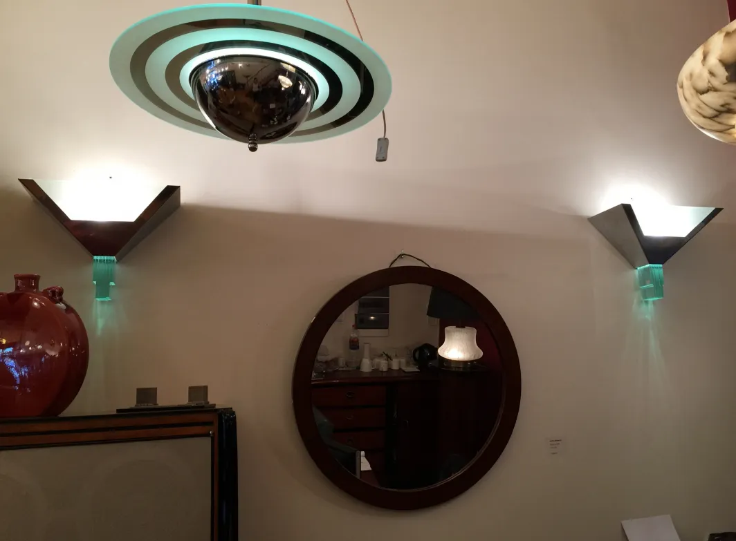 Applique murali antiche con design triangolare e decorazione ambientale