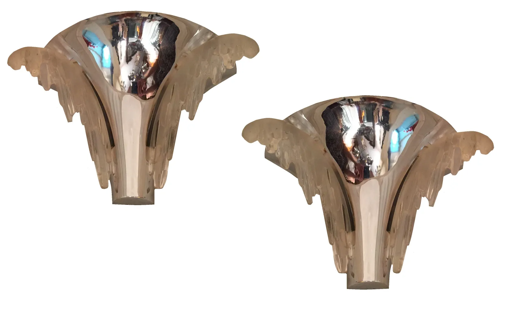 Par de luminárias de parede antigas com design elegante, iluminando suavemente um ambiente acolhedor.