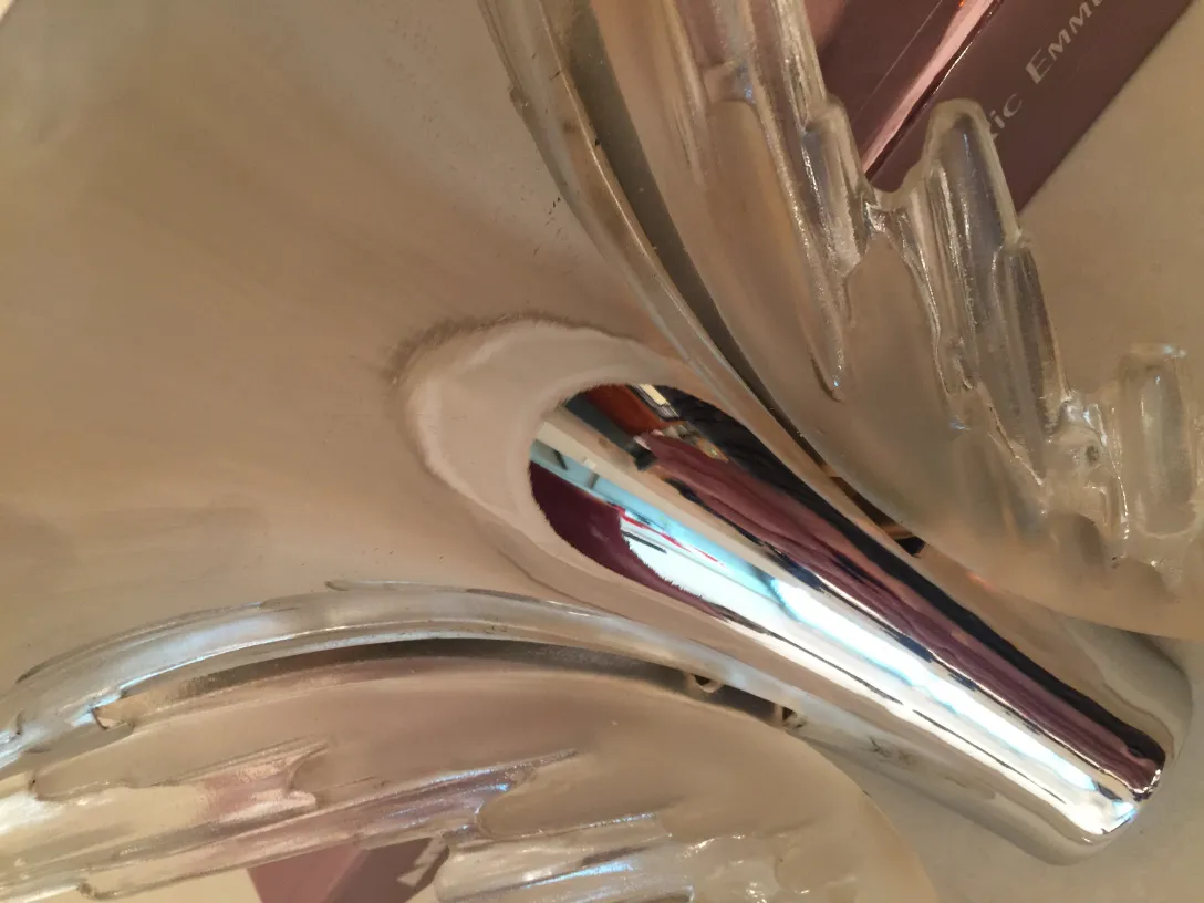 Par de luminárias de parede antigas com detalhes elegantes