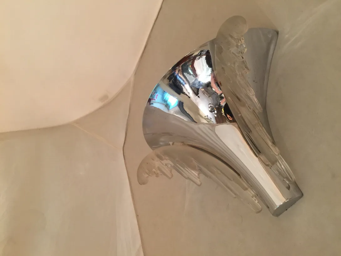 Par de luminárias de parede antigas e elegantes com design estiloso