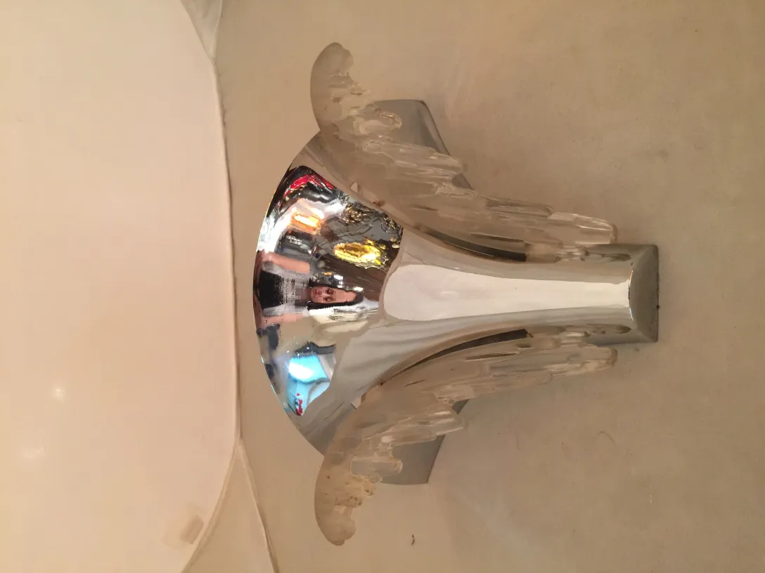 光沢のあるエレガントなデザインのアンティーク壁ランプペアで、さまざまな装飾スタイルに合います。