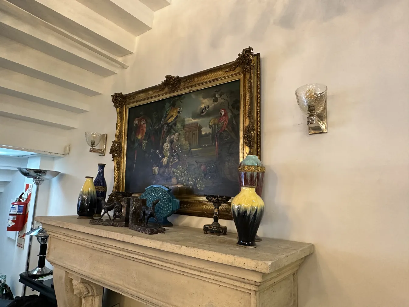 Par de luminárias de parede antigas com design elegante.