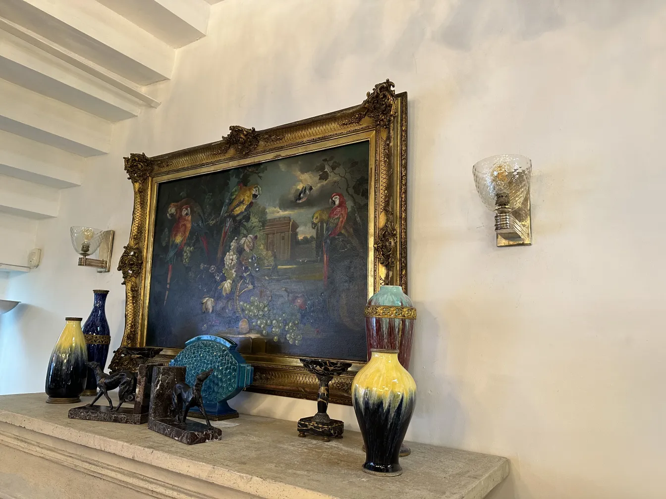 Par de luminárias de parede antigas ao lado de uma pintura