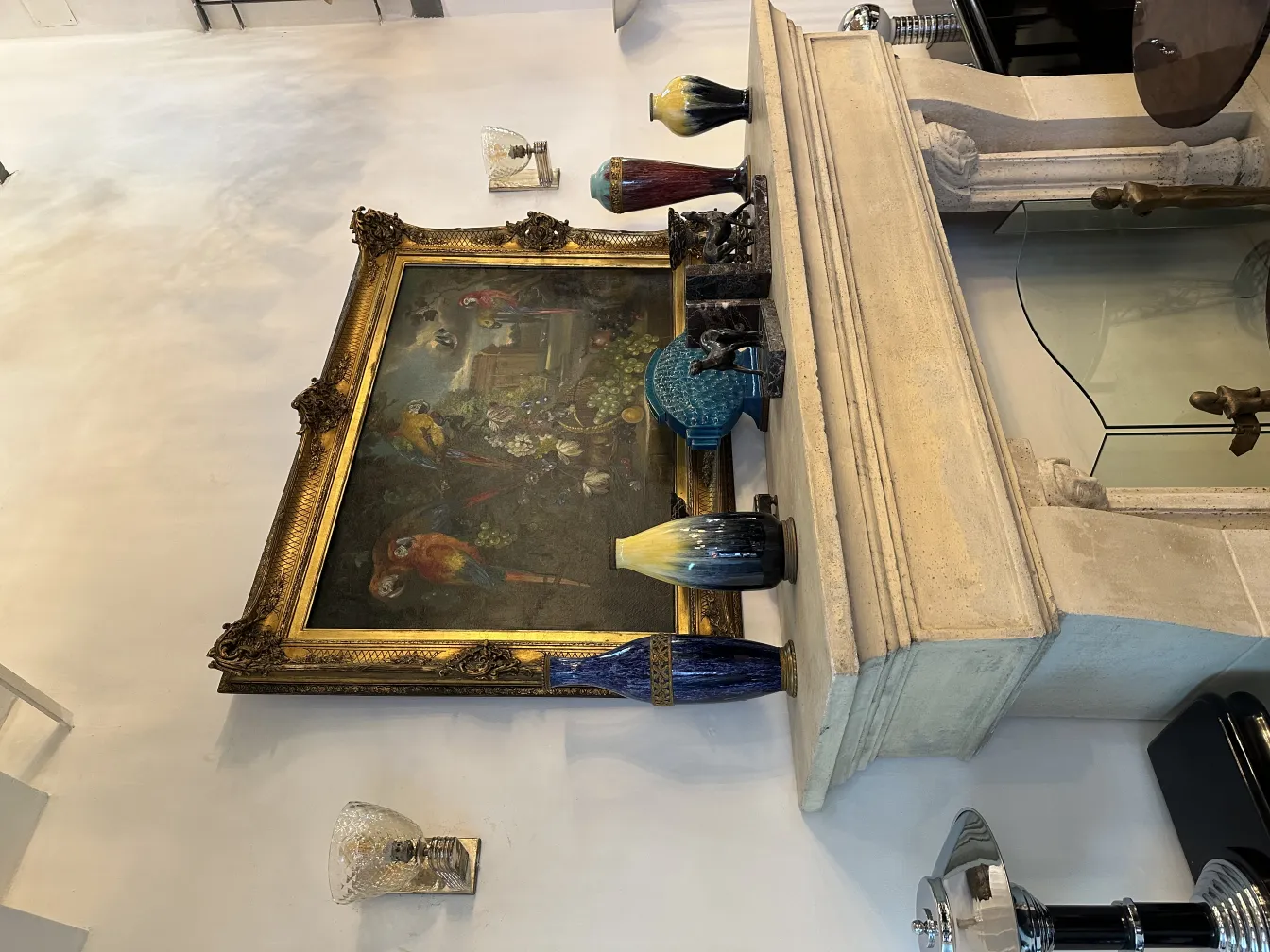 Paar antiker Wandleuchter mit klassischer Dekoration neben einem goldenen Rahmen