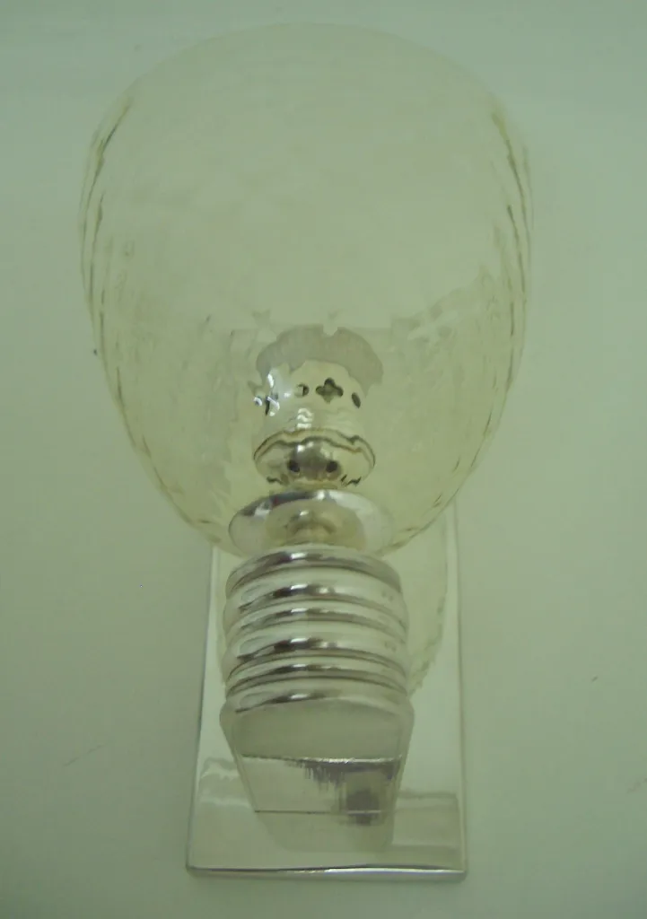 Lindo par de luminárias de parede antigas com design elegante, perfeitas para iluminar sua casa.