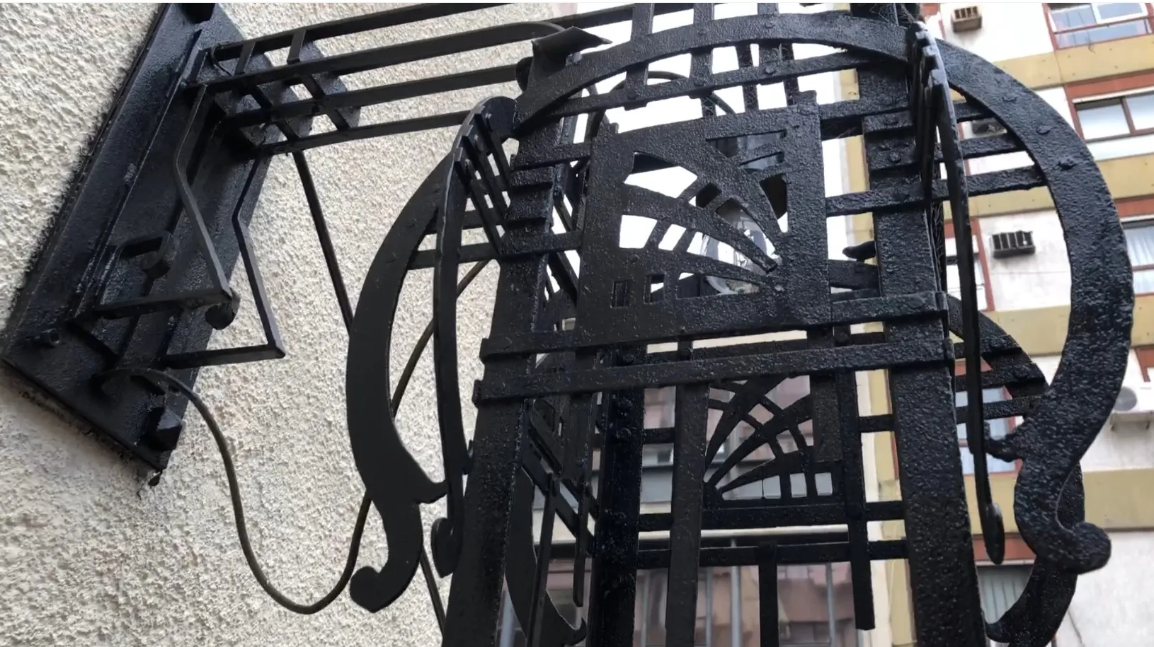 一对古董黑色壁灯，具有艺术设计