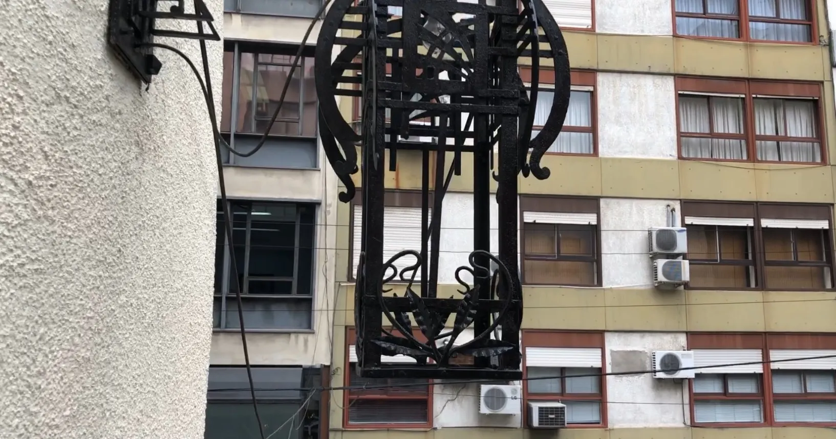 Par de luminárias antigas com design artístico na parede