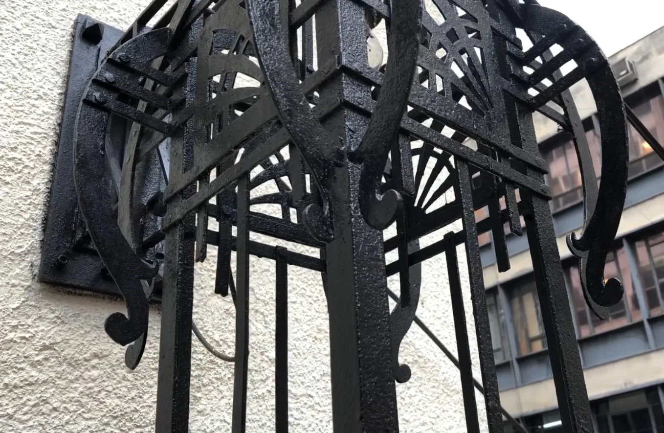 Antike dekorative schwarze Metallwandleuchte mit aufwendigem Design