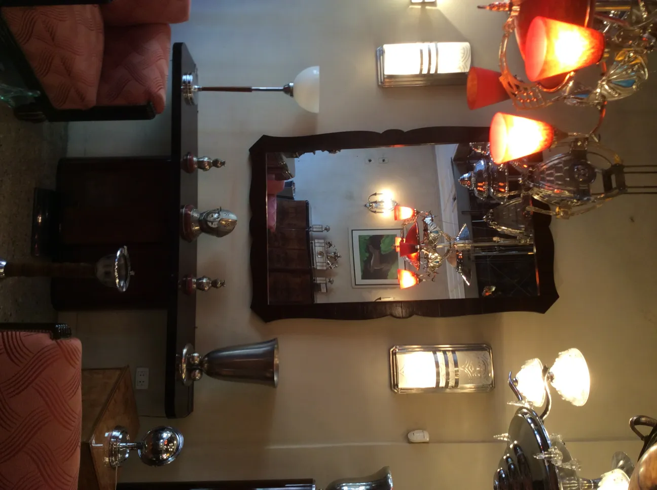 Elegantemente decorados con pantallas rojas y acabado clásico, ideales para ambientes antiguos.