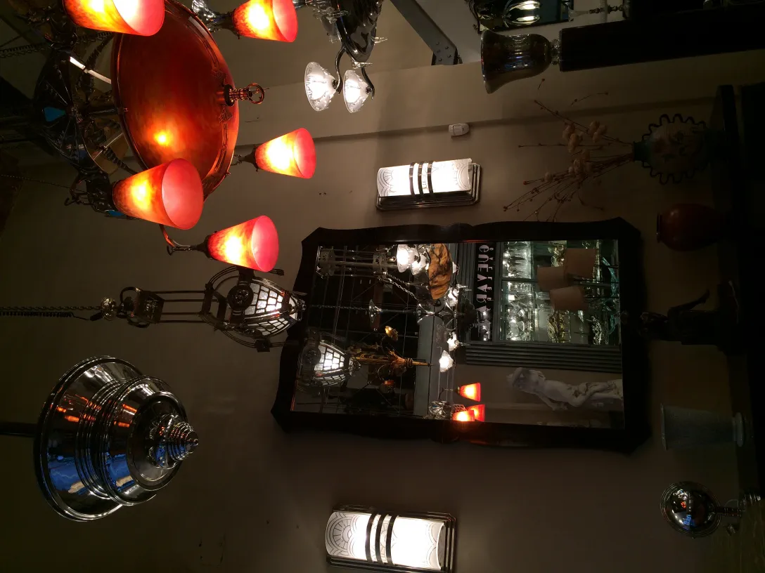 Par de apliques antiguos en un entorno decorativo, con luz cálida.