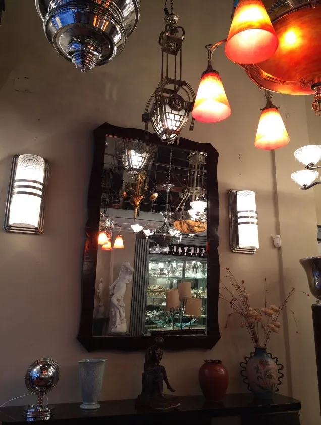 Apliques antigos em um ambiente decorativo com espelhos.