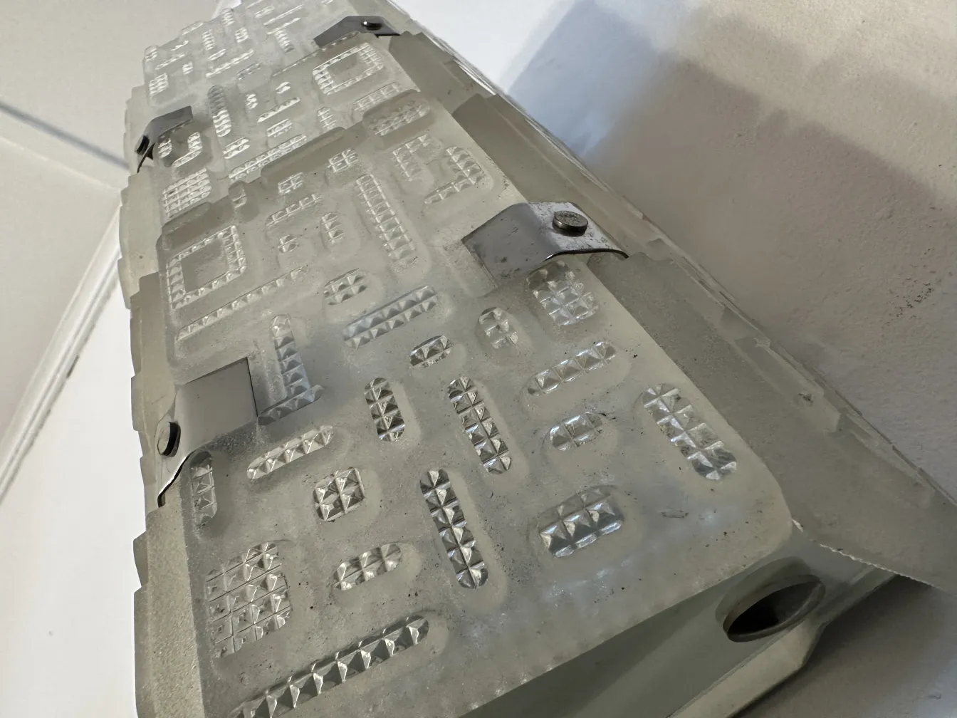 पुरानी-दीवार-स्कोनस-भूरे-गोल-फार्म