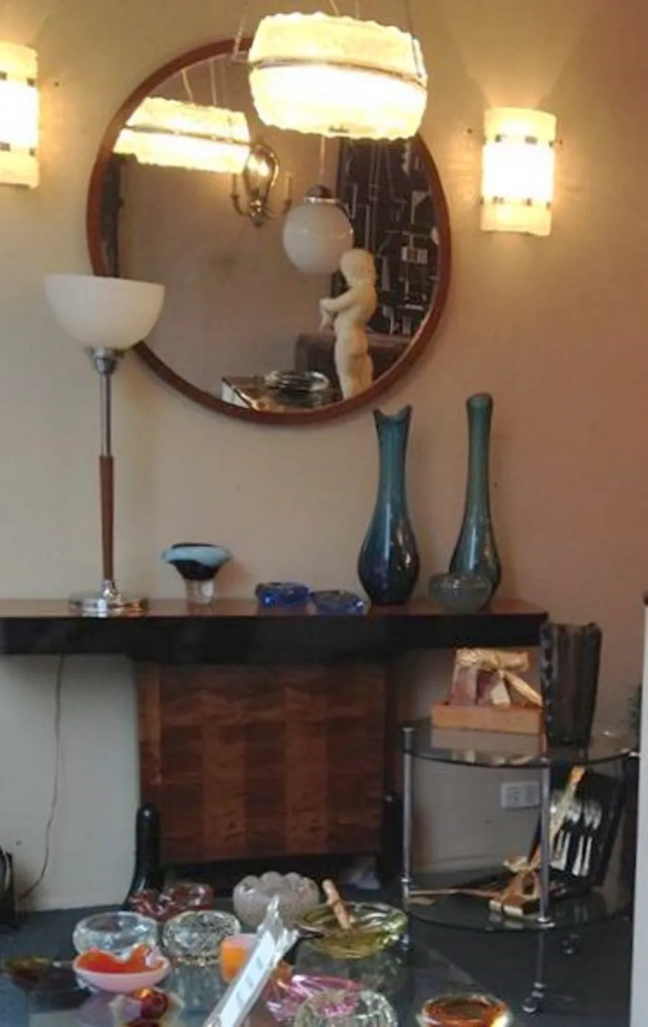 antiguo par de apliques orrefors iluminando una habitación con estilo