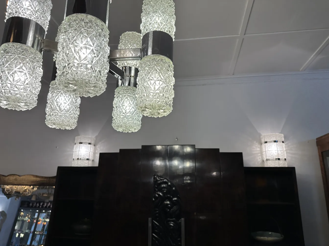 antigo par de luminárias com luz suave em ambiente elegante