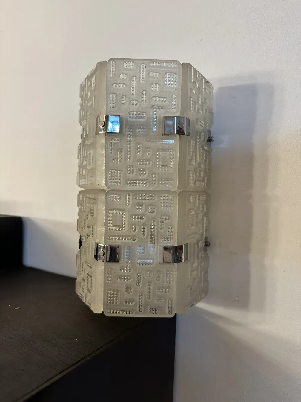 古董一对壁灯，具有几何设计和光泽，理想用于装饰空间，带有银色细节。