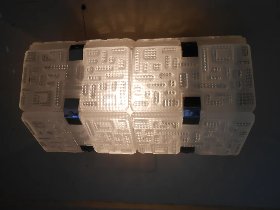 Appliques antiques avec un design unique éclairant un espace