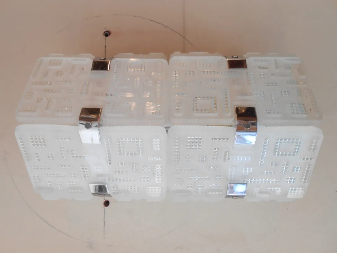 Par de apliques antiguos con diseño geométrico en blanco, estilo elegante. Incluye accesorios metálicos