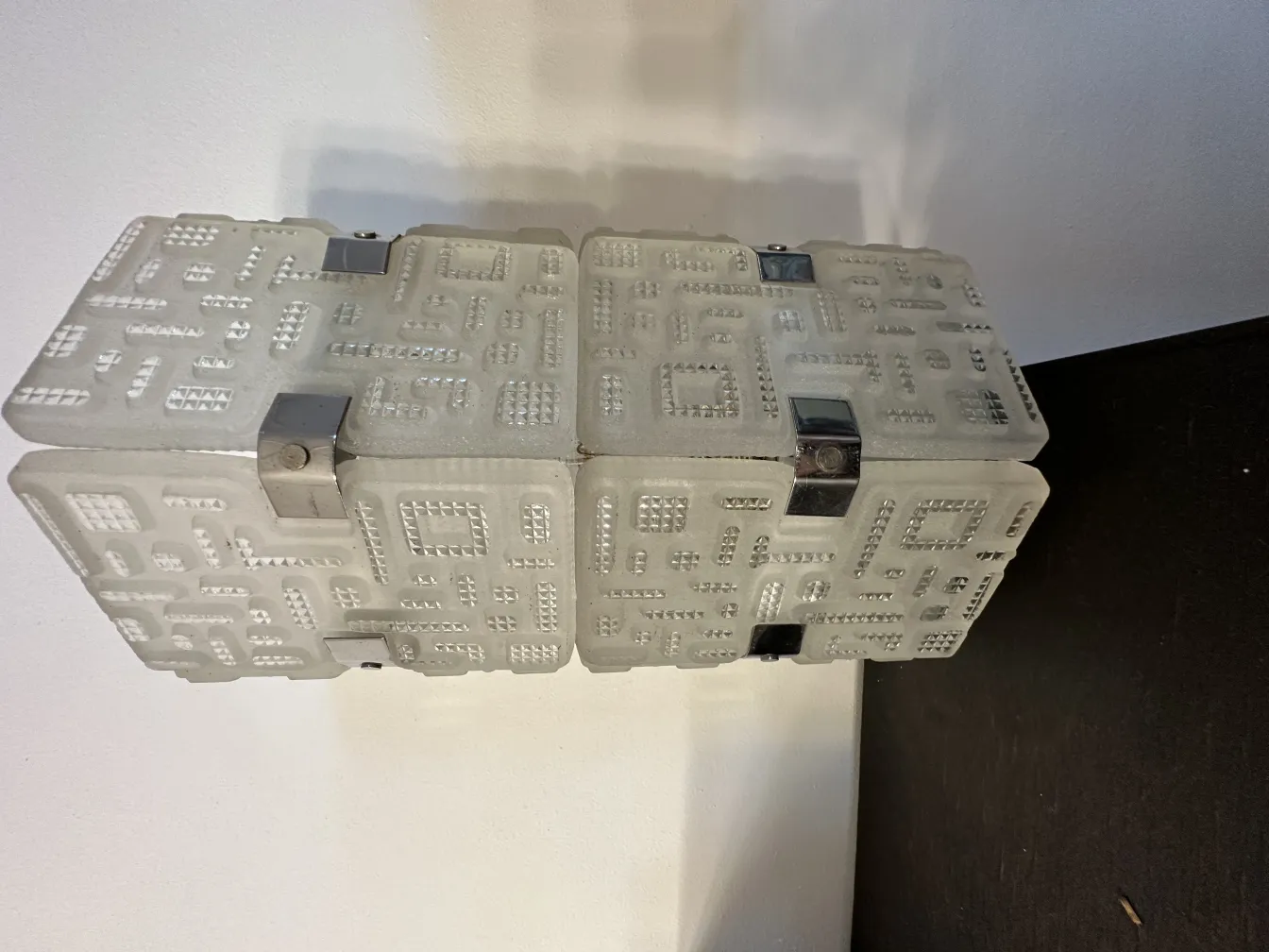 독특한 장식 디자인의 고전 벽등 한 쌍, 우아한 화이트 색상으로 부드러운 조명 컨텍스트.