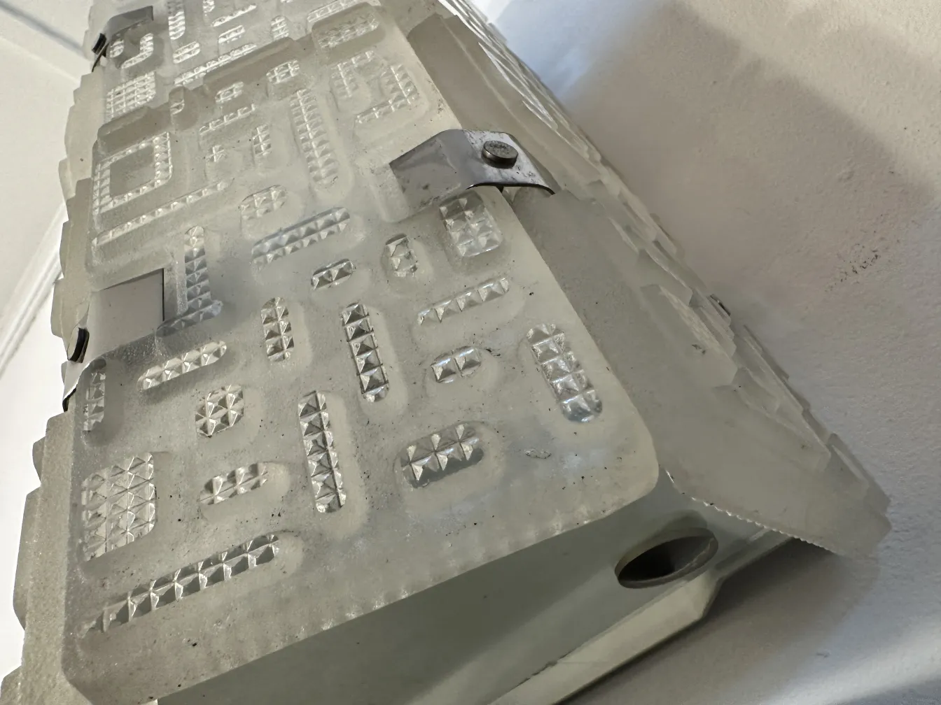 Элегантные антикварные бра с выступающими геометрическими узорами.