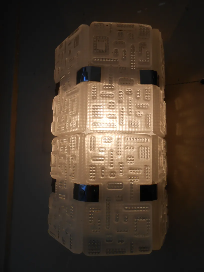 Antiga par de luminárias de parede com iluminação suave