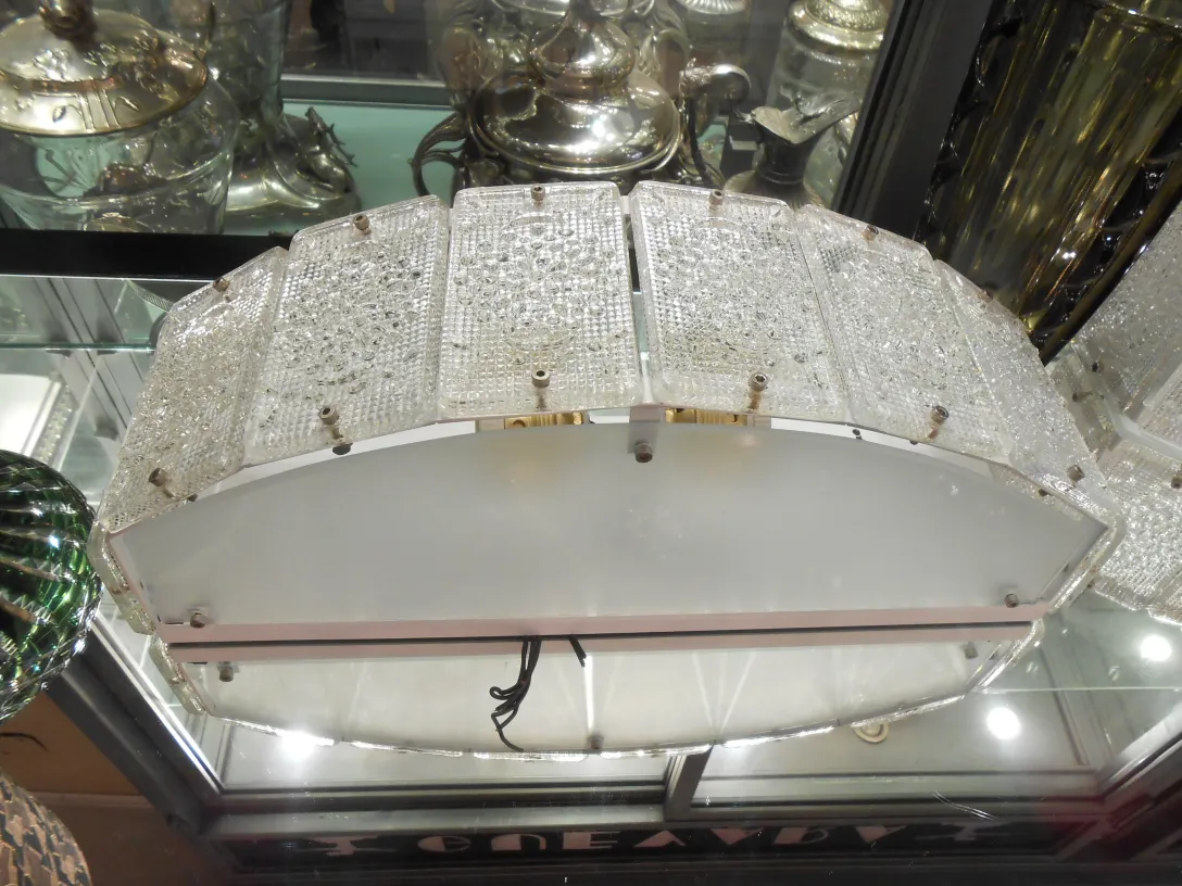 Paire d'appliques antiques avec un design unique en arrière-plan