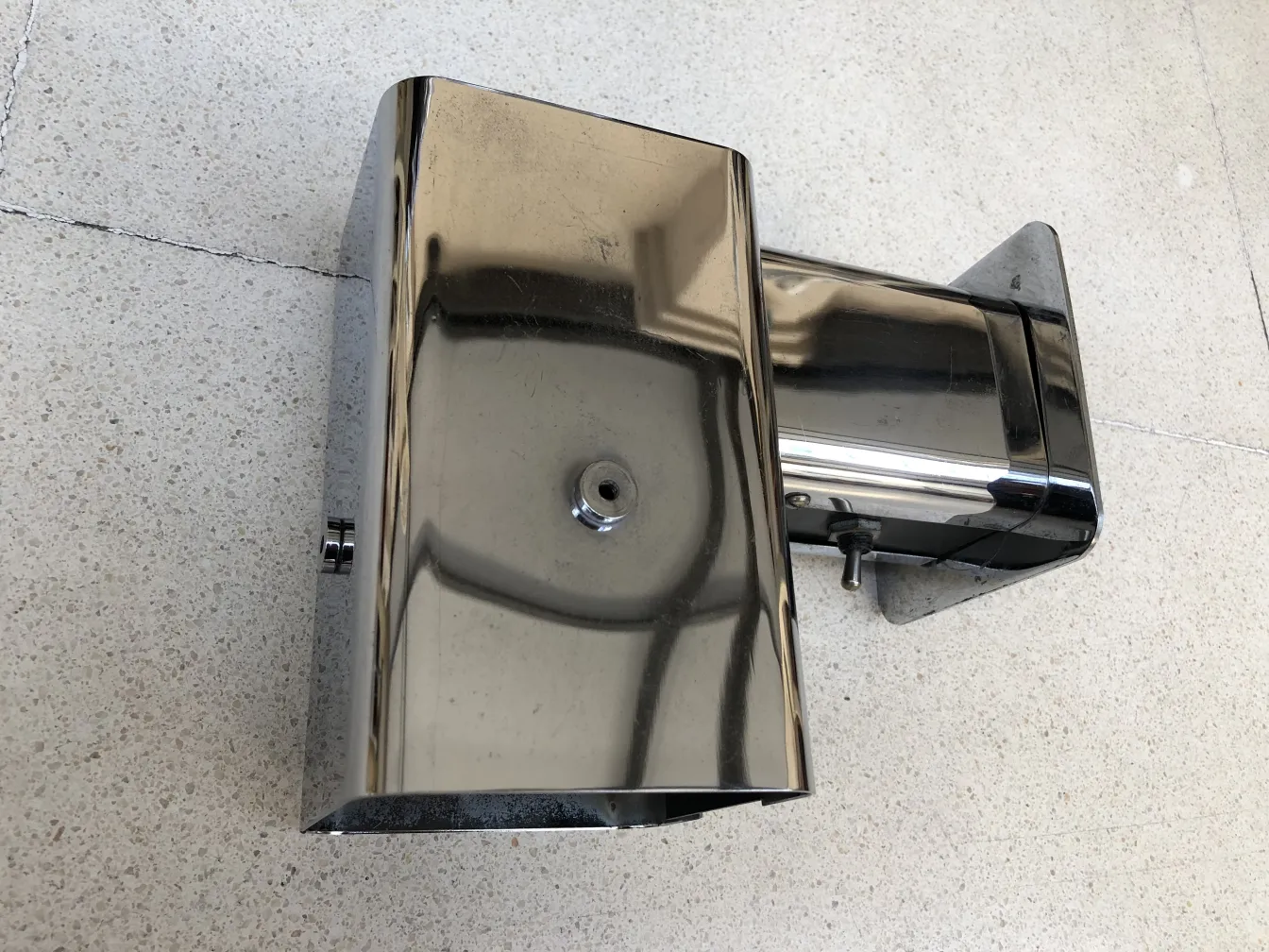 زوج من المصابيح الجدارية القديمة اللامعة في بيئة محايدة