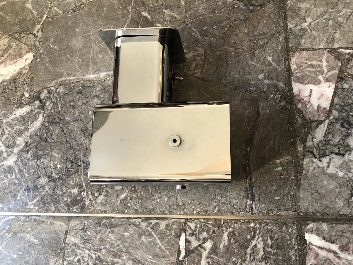 Coppia di applique antiche con finitura lucida su marmo.