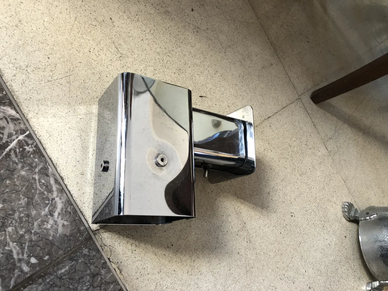 Par de apliques antiguos con acabado brillante, ideal para decoración