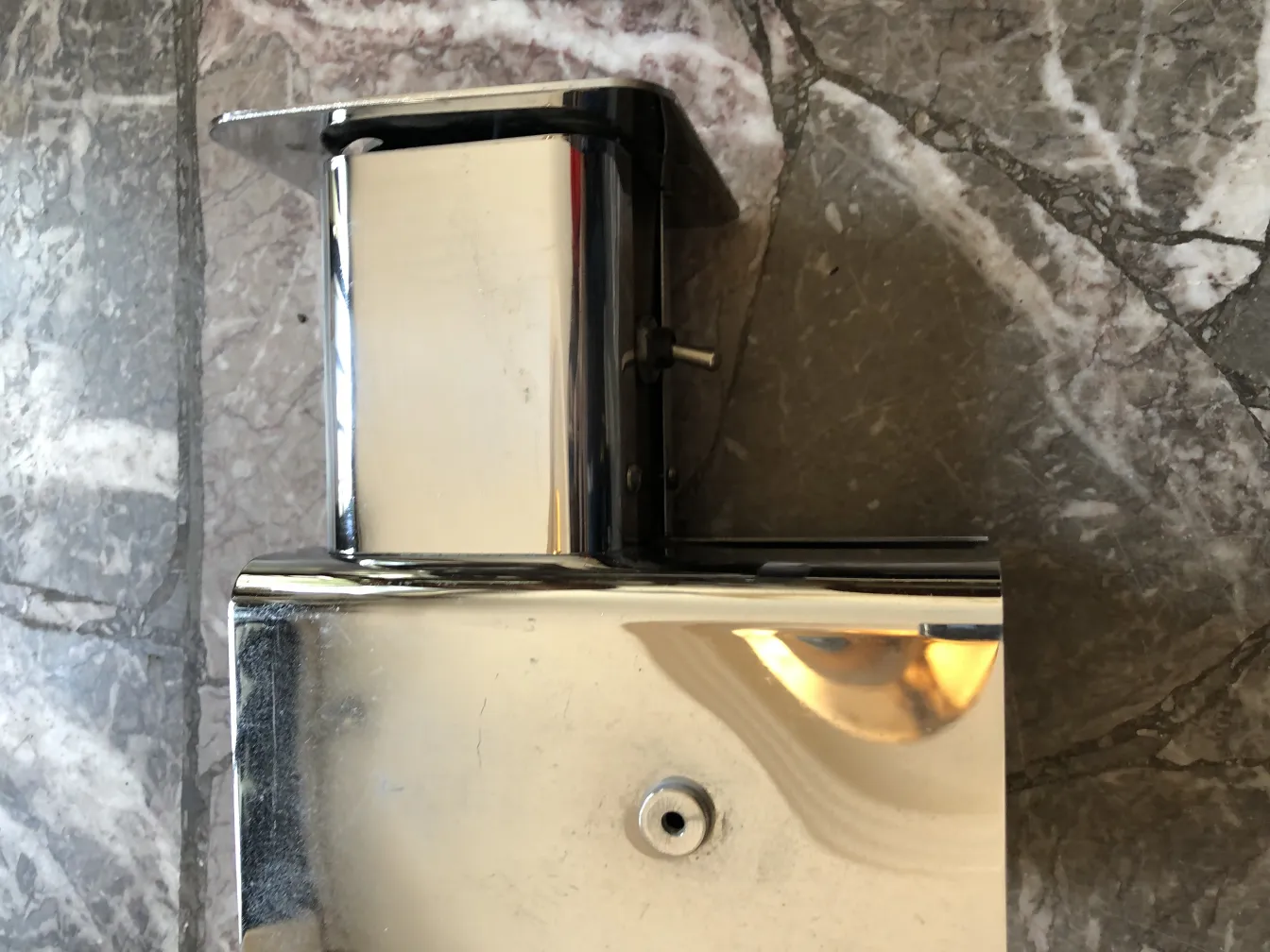 Paar antike glänzende Wandleuchter mit elegantem Design in klassischem Ambiente.