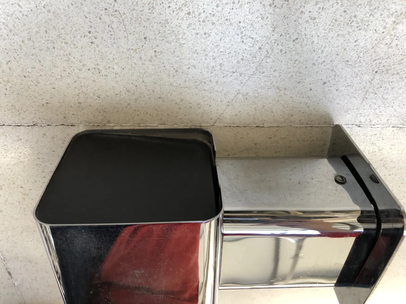 광택 마감의 앤티크 벽등 한 쌍과 현대적인 디자인이 있는 현대적인 공간.