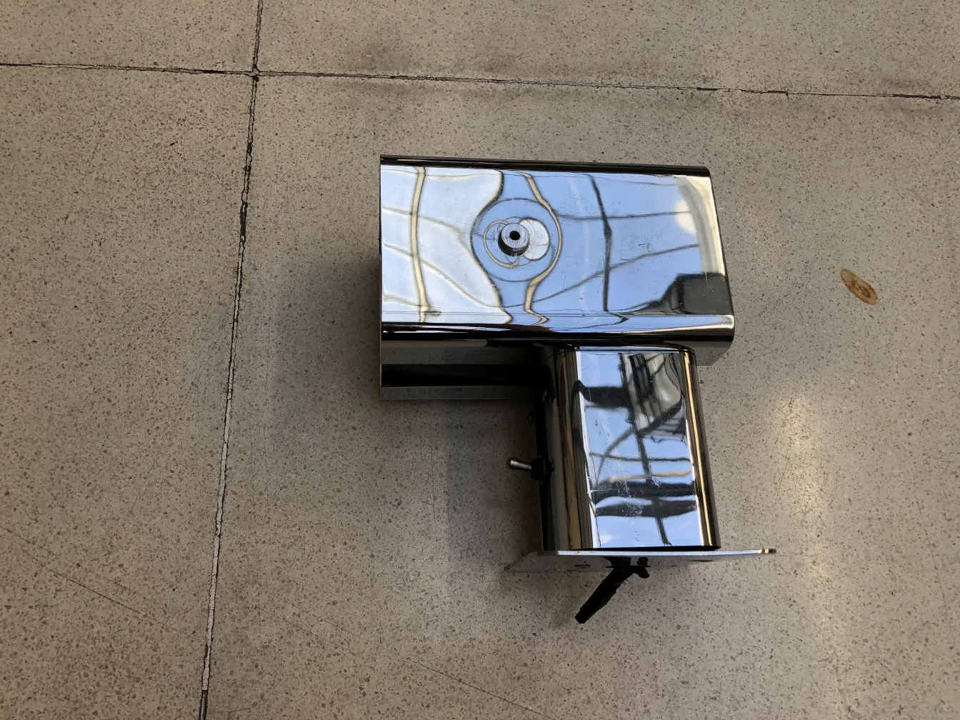 光沢のある仕上げの古い金属製ウォールランプ。