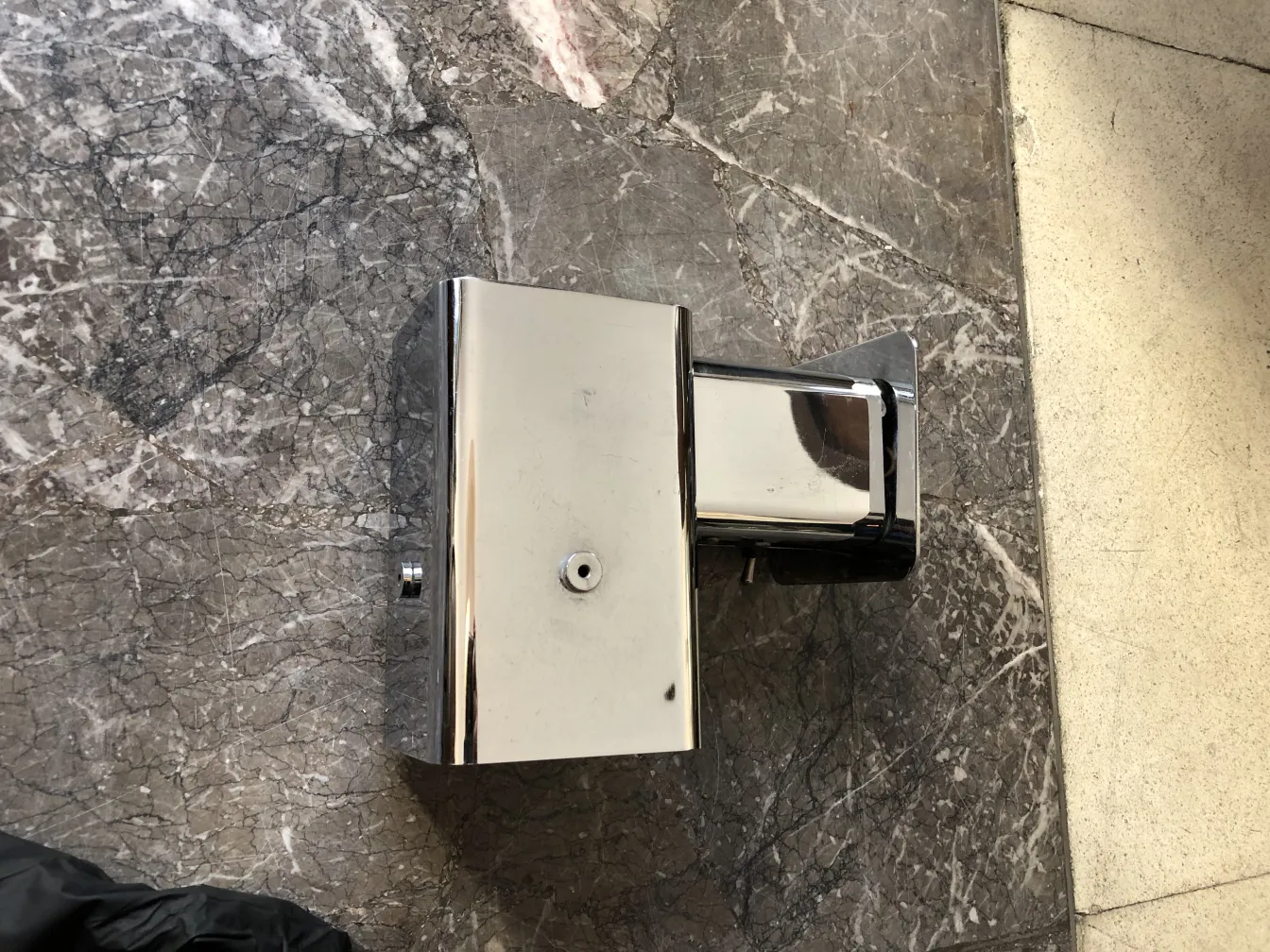 Par de luminárias de parede antigas brilhantes em fundo cinza.