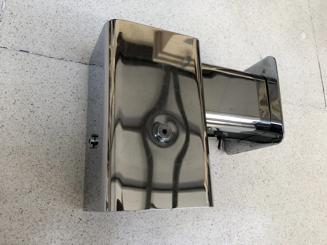 古董一对壁灯光亮的环境中。