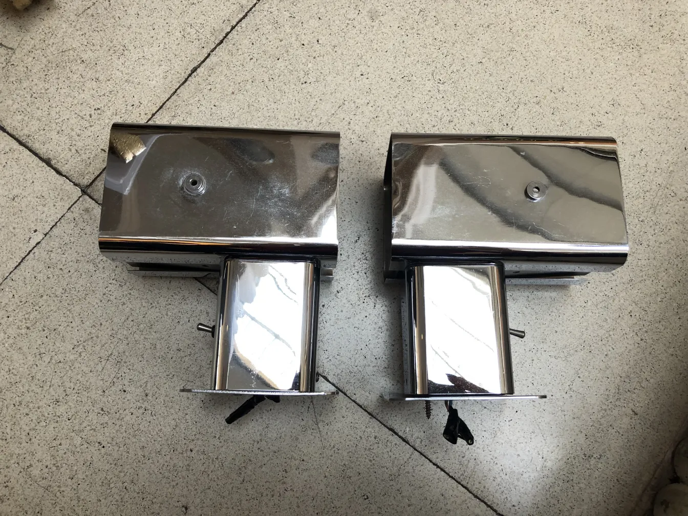 Par de luminárias antigas com acabamento brilhante, perfeitas para decoração.