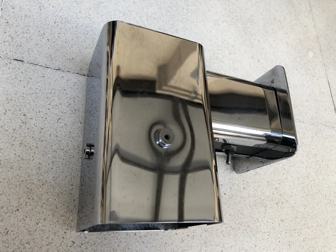 Coppia di applique antiche lucide su uno sfondo chiaro.