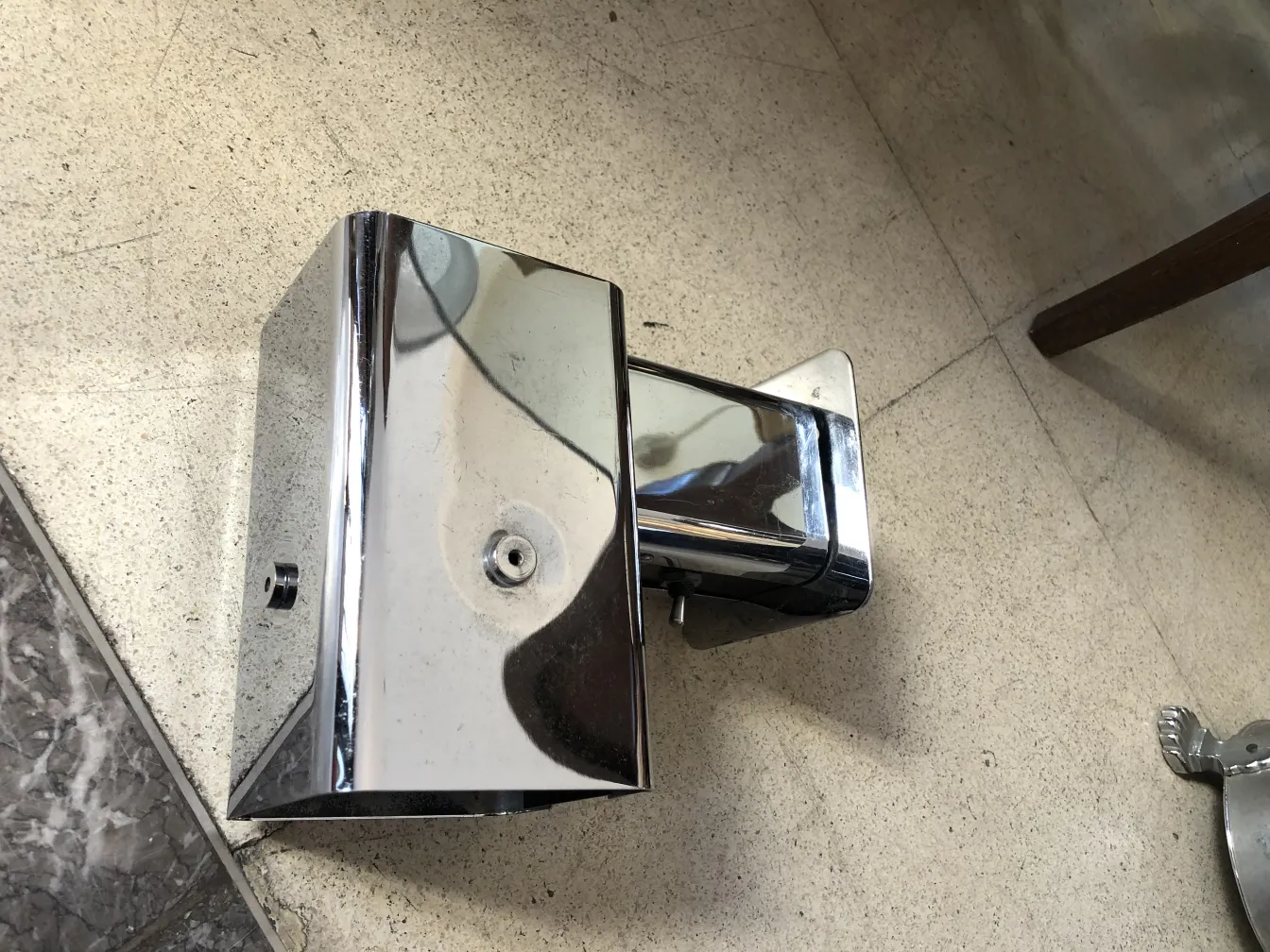 Coppia di applique antiche lucide, perfette per aggiungere luce ed eleganza.